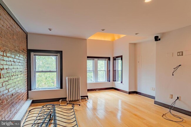 Building Photo - 1459 Chapin St NW