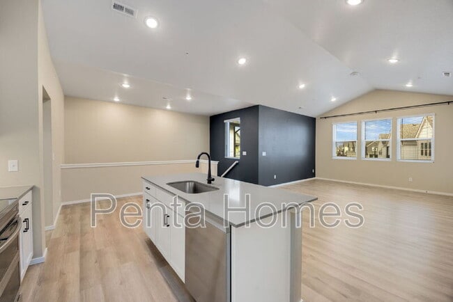 Building Photo - 563 Vicot Wy