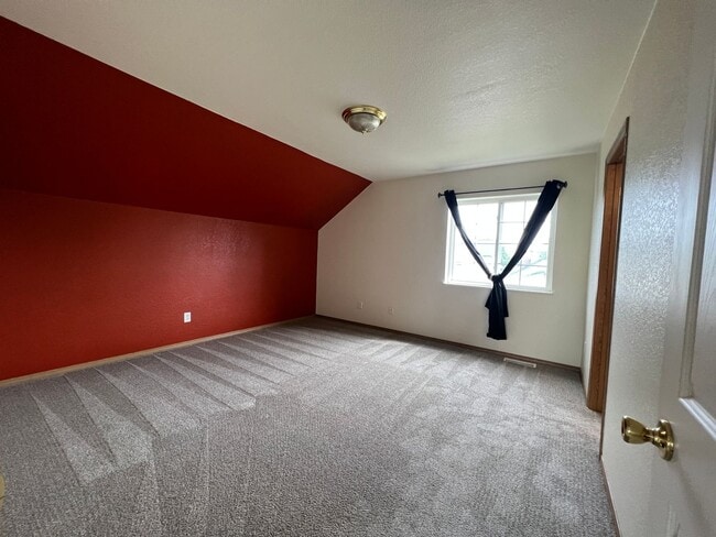 Building Photo - 2 Bed - 2 Bath - Off Street Parking
