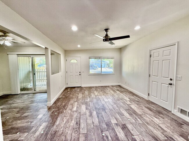 Building Photo - 890 Athan Ave