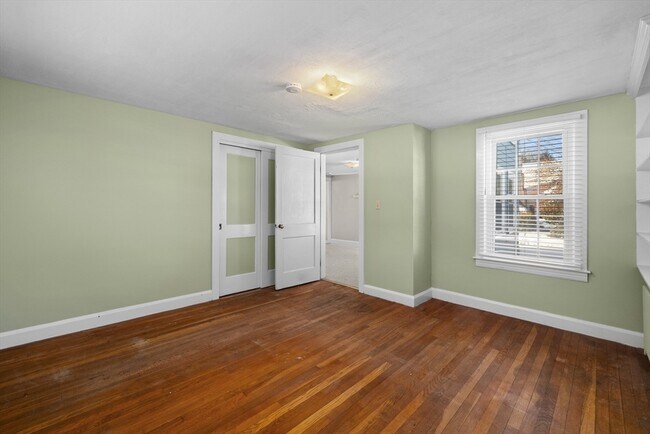 Building Photo - 33 Seagrave St