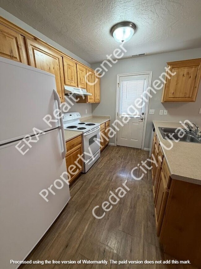 Building Photo - 3 bed 2 bath - Twin Home