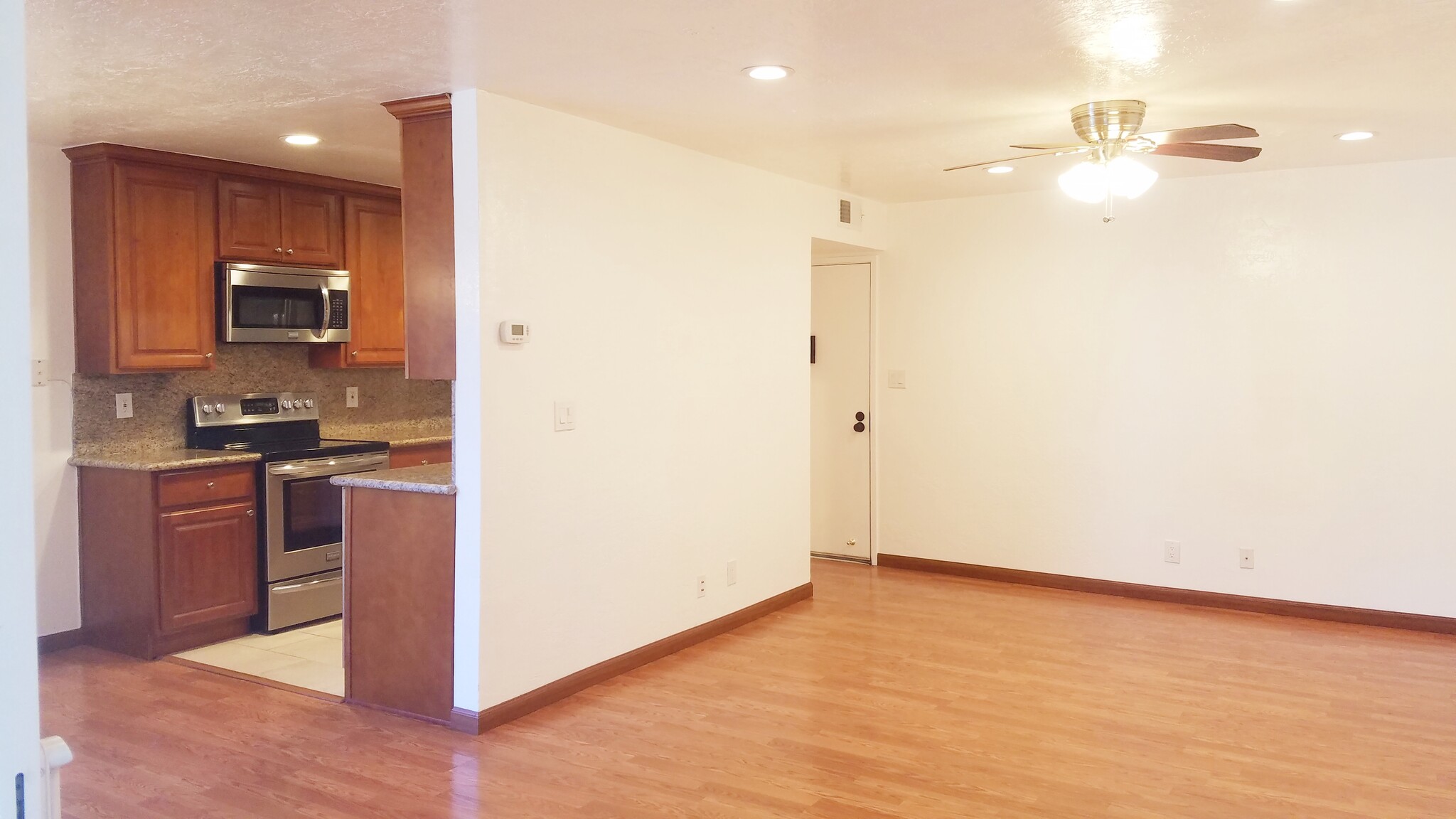 Large Living room with ceiling fan - 181 Del Medio Ave