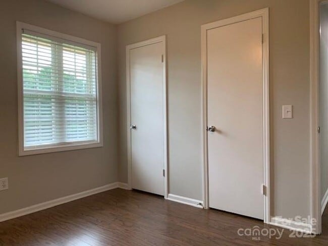 Building Photo - Move-In Ready 3BR/2BA with New Appliances ...