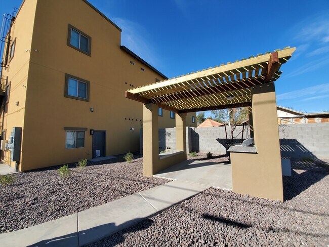 Building Photo - 521 E Mission Ln