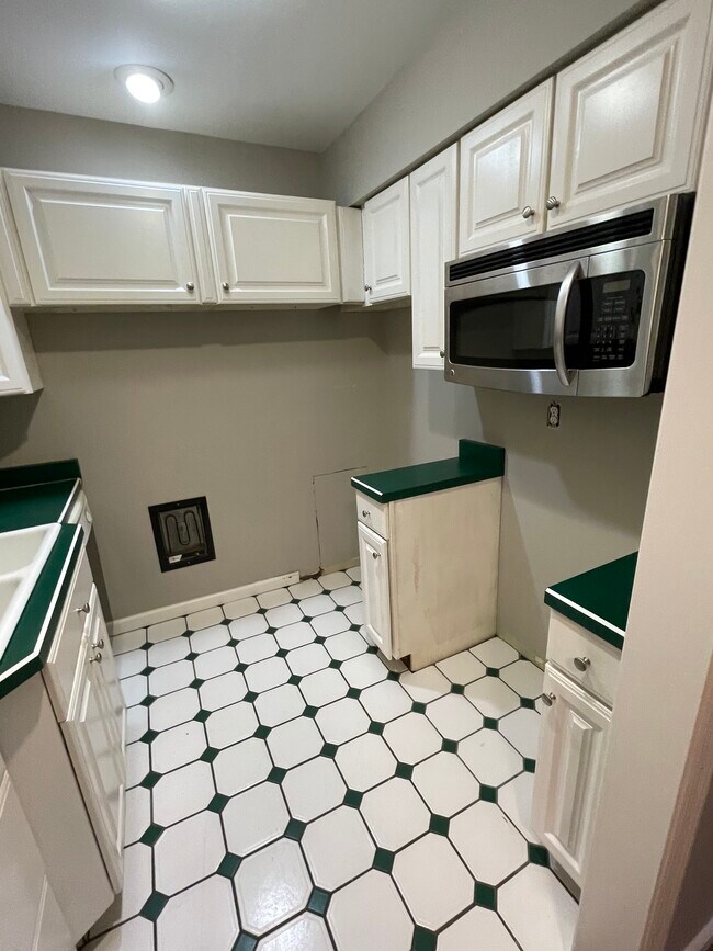 Building Photo - 5470 Dunmore Dr