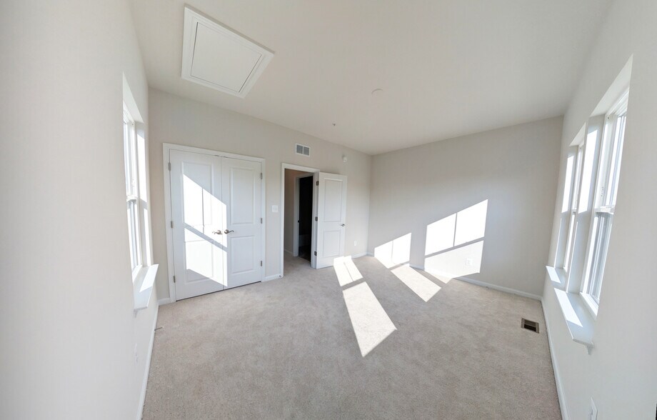 Building Photo - 6119 Northwest Dr