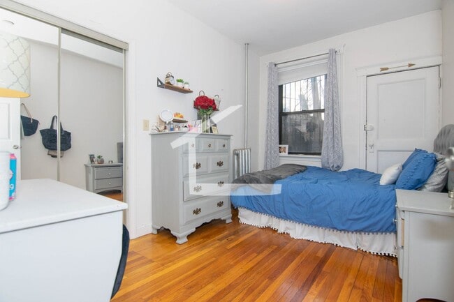 Building Photo - Great Deal for 9/1! 4-bed, 2-bath w/ Hot Water Included