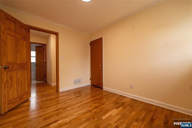 Building Photo - 10 Eastbrook Dr