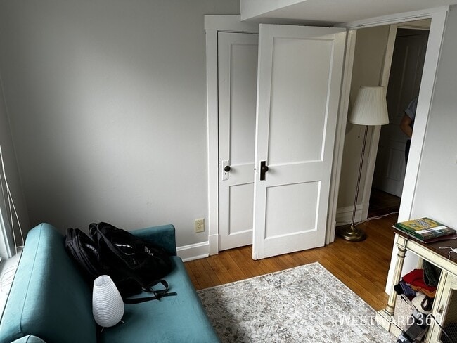 Building Photo - 2102 W Belle Plaine Ave