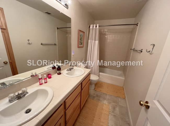 Building Photo - AVAILABLE AUGUST - Gorgeous 3 Bedroom Paso Robles Home