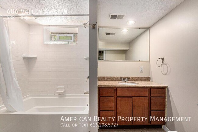 Building Photo - 606 Valley Ave NW