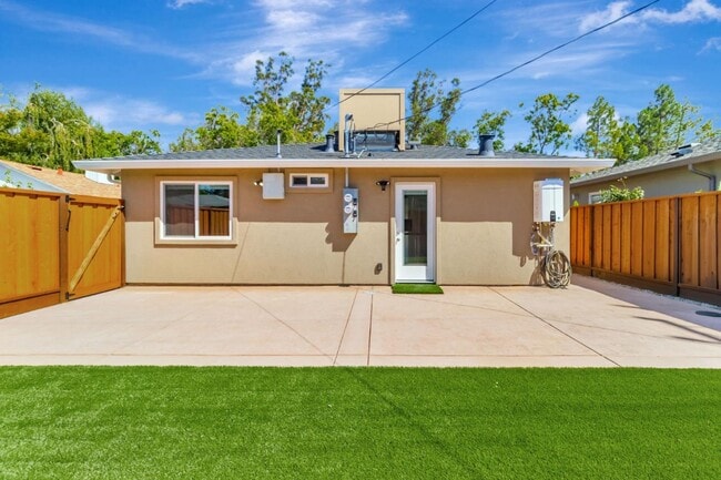 Building Photo - 1958 Woodside Rd