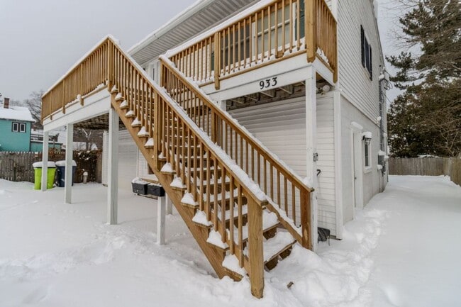 Building Photo - 933 E Front St