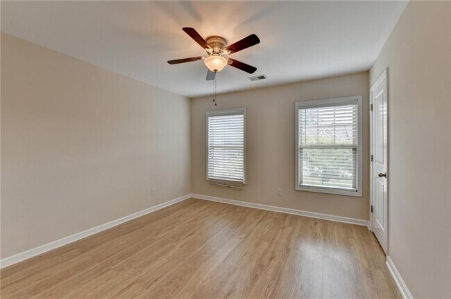 Building Photo - 2152 Greencrest Cir