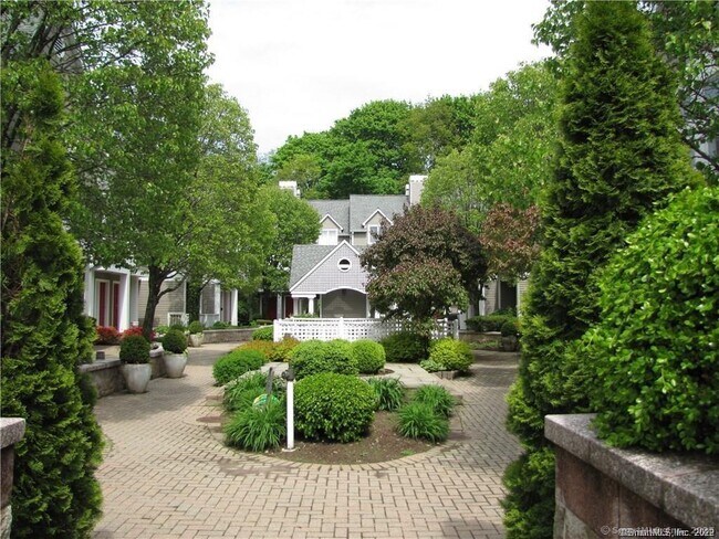 Building Photo - 453 E Putnam Ave