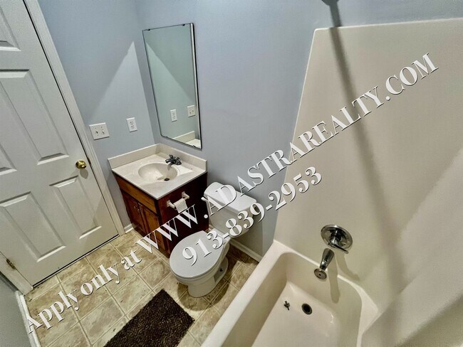 Building Photo - Beautiful Gardner Townhome-Available in MAY!!