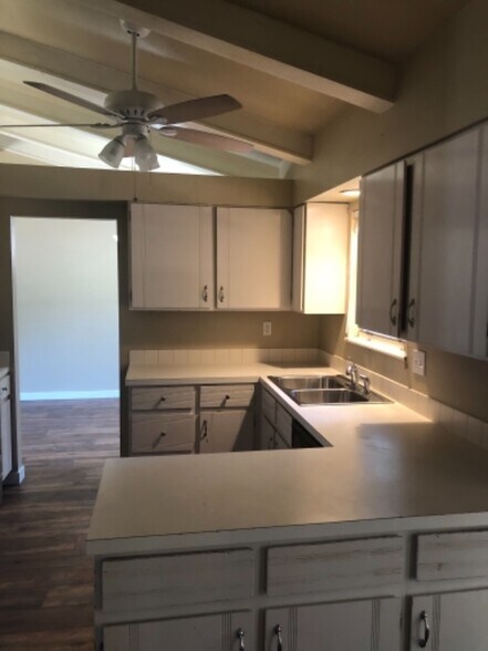 Building Photo - 2253 Iroquois Dr