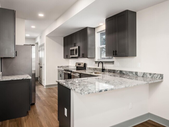 Building Photo - 384 Whitethorne Ave