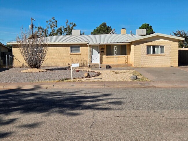 Primary Photo - Spacious 3/4 bedroom, 2 bath home beautifu...