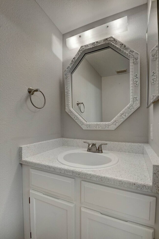 Building Photo - $2,025 - 2 Bed, 2.5 Bath Unit in Lakewood with In-Unit Laundry!