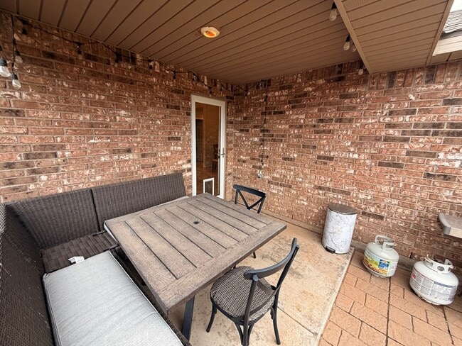 Building Photo - 1109 Wagon Wy.