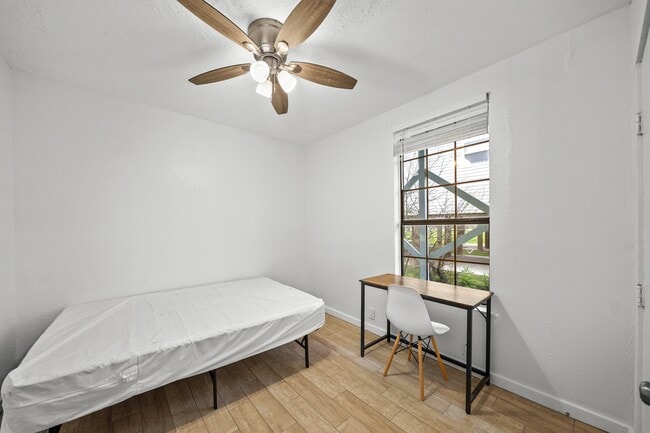 Building Photo - 701 28th St