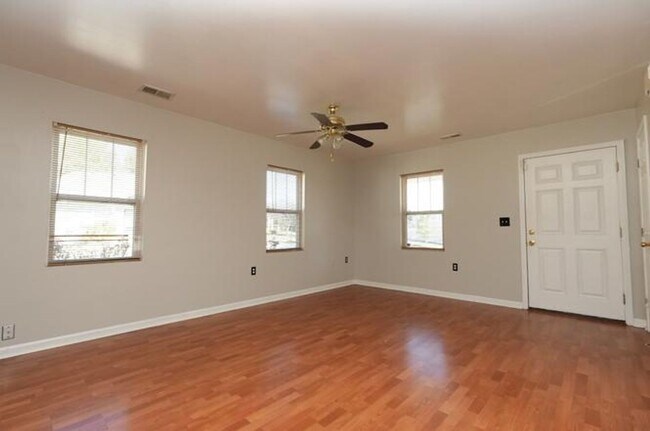 Building Photo - Coming Soon! 4 BR/2BA | Newly Renovated Single Family Home | Fenced backyard | In Cornelius!