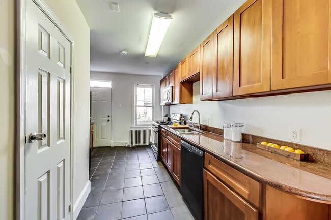 Building Photo - Spacious 3bd/2.5 bath updated townhome in ...