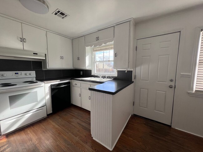 Building Photo - Adorable 2-bedroom 1-bathroom house in Mid...