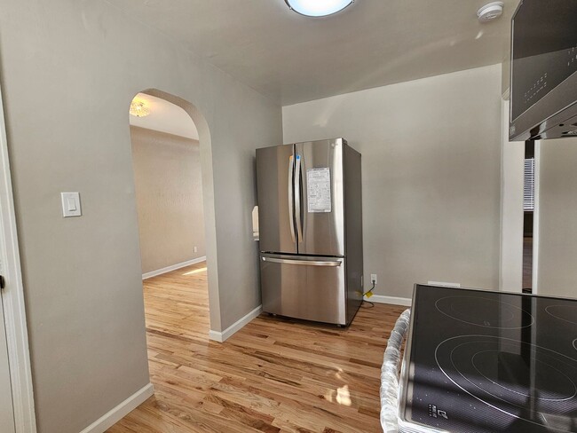 Building Photo - Adorable Light and Bright Refinished 2 Bed...