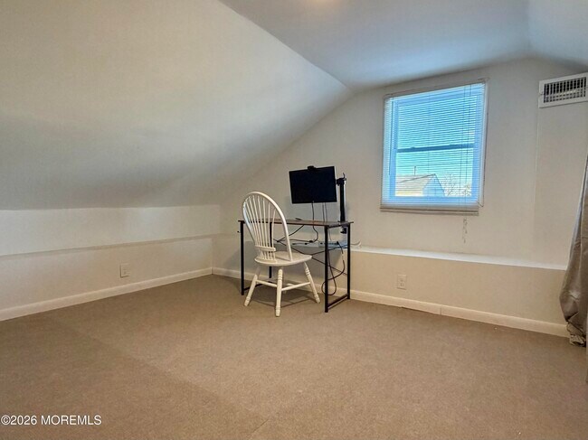 Building Photo - 546 E Bayview Ave