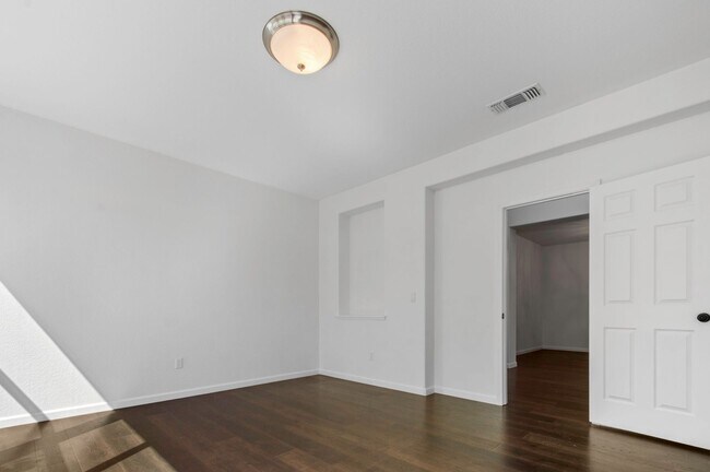 Building Photo - Grand 5-Bedroom Estate — Space, Style & Sophistication