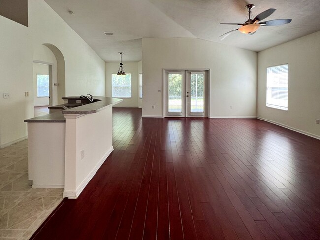 Building Photo - 3BR/2BA Pet Friendly Home in Sorrento! Ava...