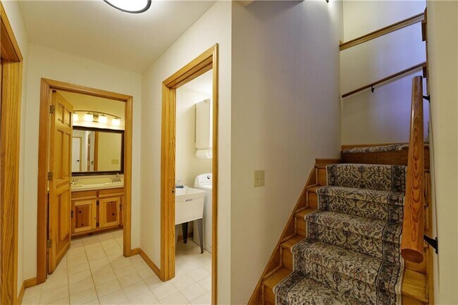 Building Photo - 127 Columbine Dr