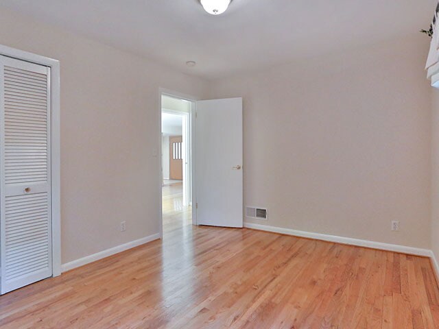 Building Photo - Spacious and Light Lake Oswego Home