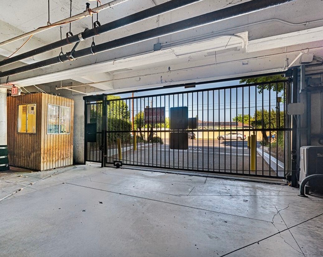 Building Photo - 5301 Balboa Blvd