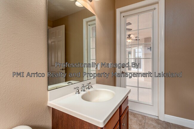 Building Photo - 3960 Sunset Lake Dr
