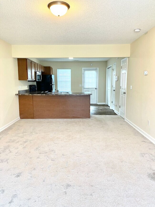 Building Photo - Charming 2BR Townhome Minutes from Hwy 172 Back Gate