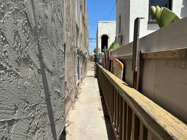 Building Photo - 1909 Ocean Front Walk