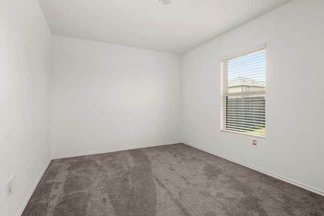 Building Photo - 843 Deerhurst Ln