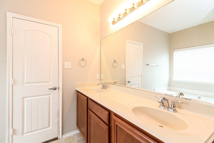 Building Photo - 2005 Blakehill Dr