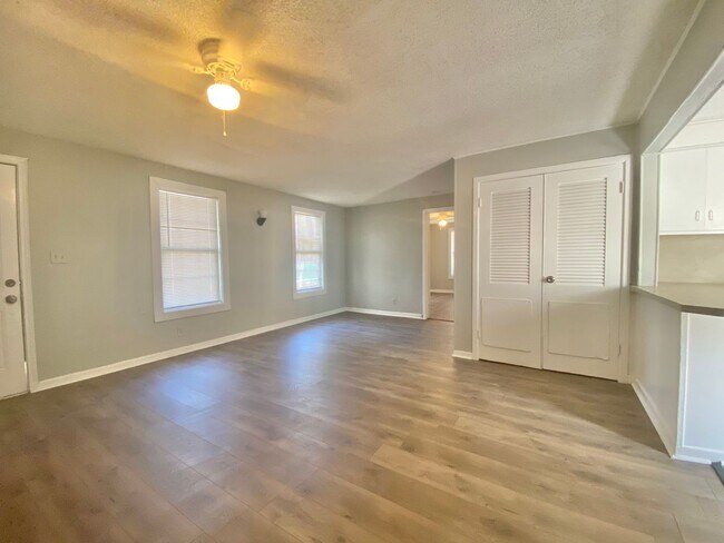 Building Photo - Now available and rent ready -  3 bed 2 bath near Clapp Park