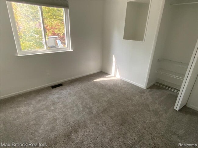 Building Photo - 5715 Sunnycrest Dr