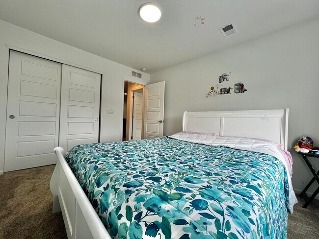Building Photo - 5636 Bay Hl Dr