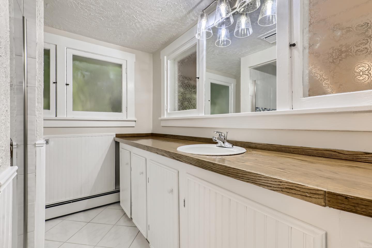 Building Photo - Sophisticated Highlands home walkable to popular eateries