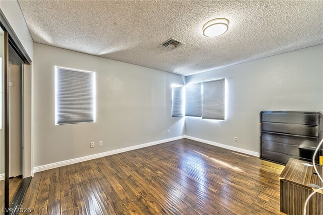 Building Photo - 640 Whispering Palms Dr