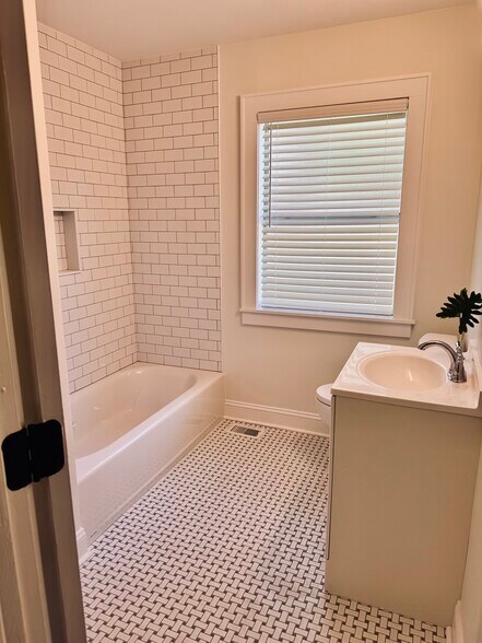 Primary bath - 630 Columbus Dr