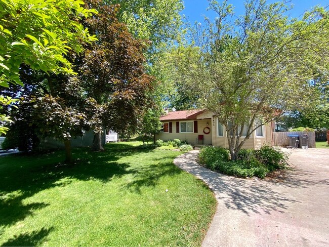 Building Photo - 3435 Charlotte Dr