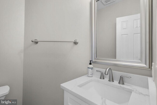 Building Photo - 10 Loganwood Ct